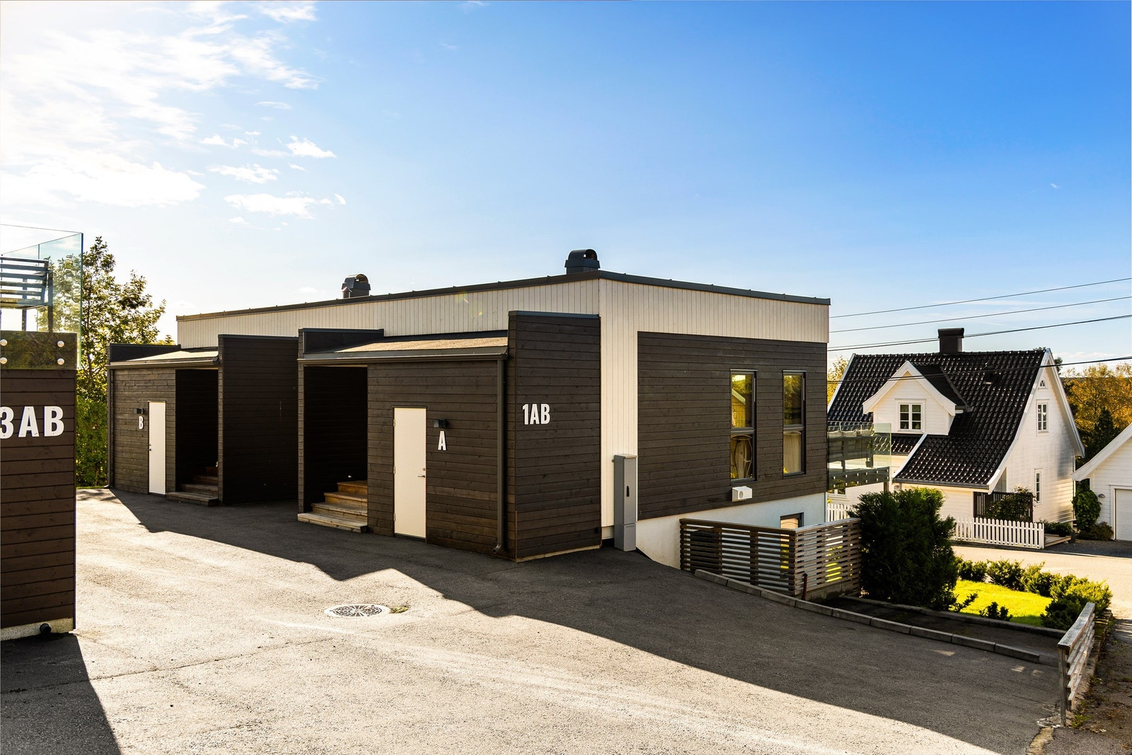 Parkeringsplass, og bod like utenfor inngangspartiet. Galleribilde