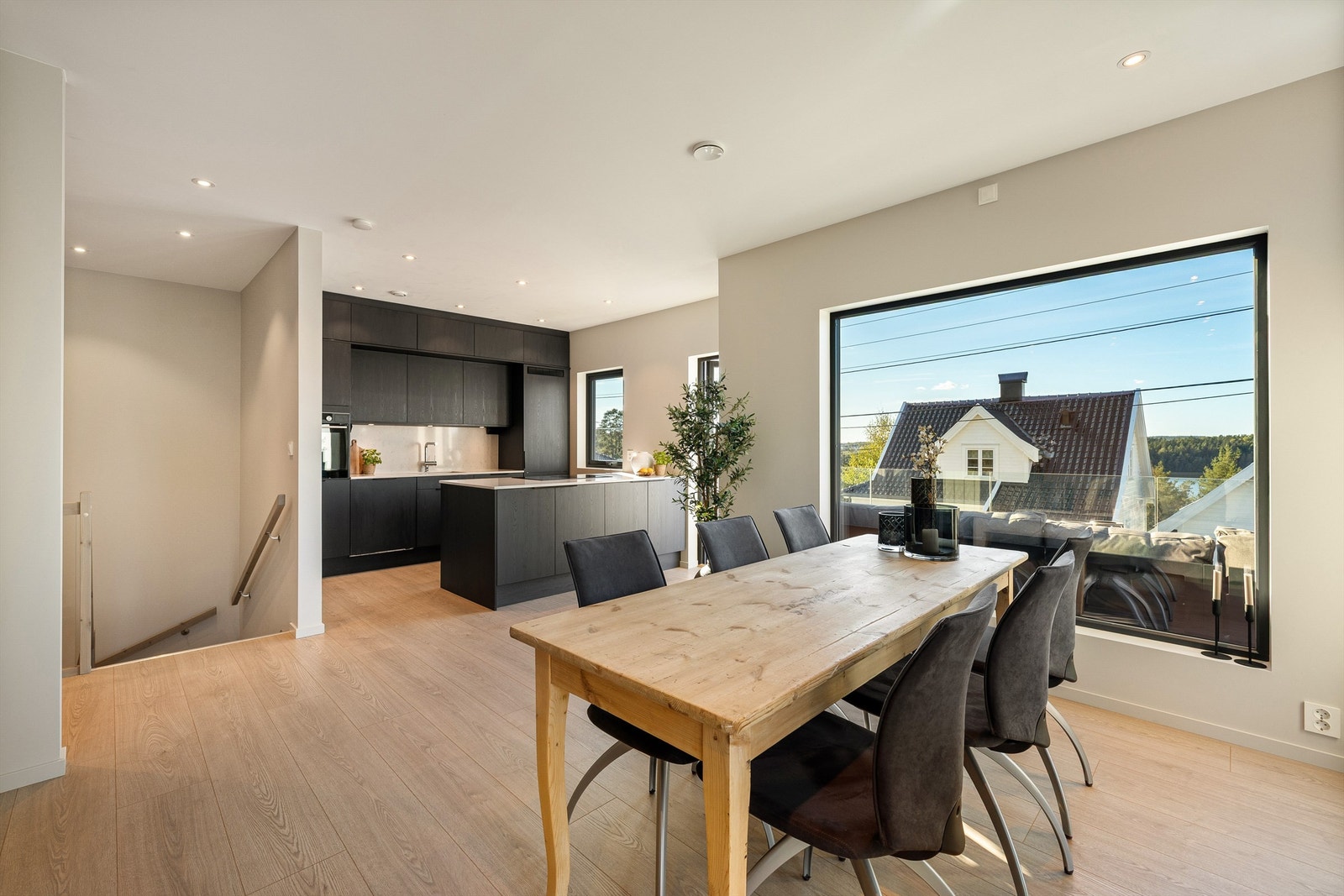 Spisestuen har en stor vindusflate som rammer inn naturskjønn utsikt mot Tunevannet. Galleribilde