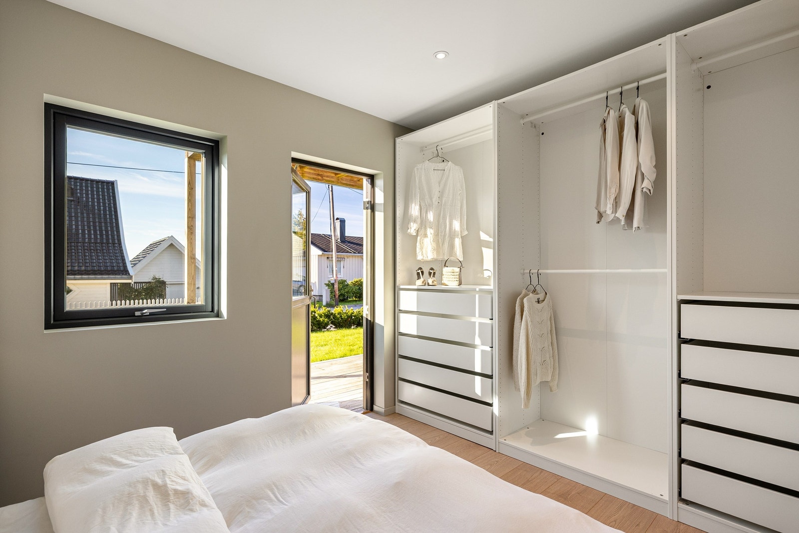 Gode oppbevaringsmuligheter i garderobeskap til praktisk hverdagsbruk. Galleribilde