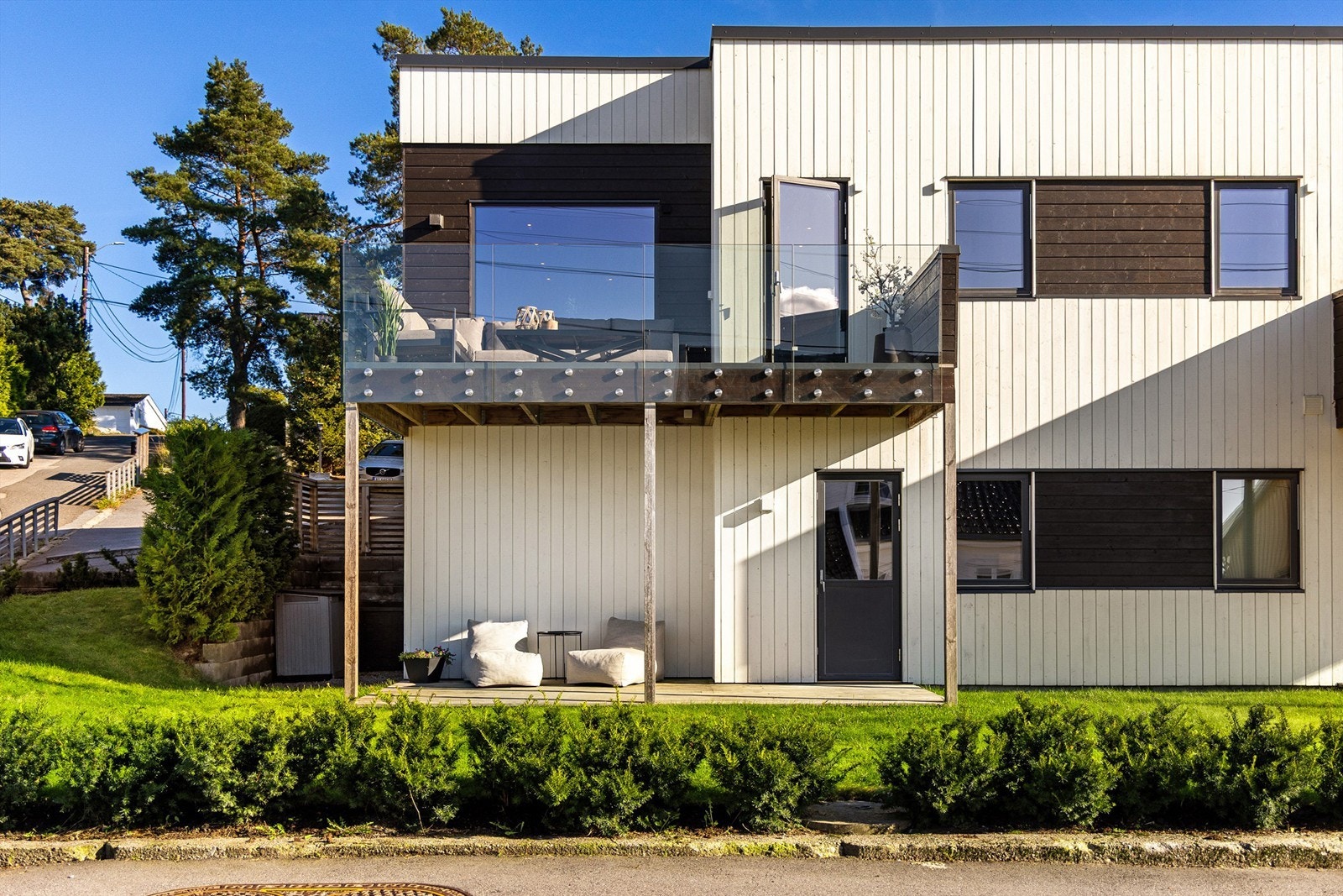 Glassrekkverket i hovedetasjen gir en oversiktlig balkong med flott utsikt, samt et moderne innbydende preg. Galleribilde