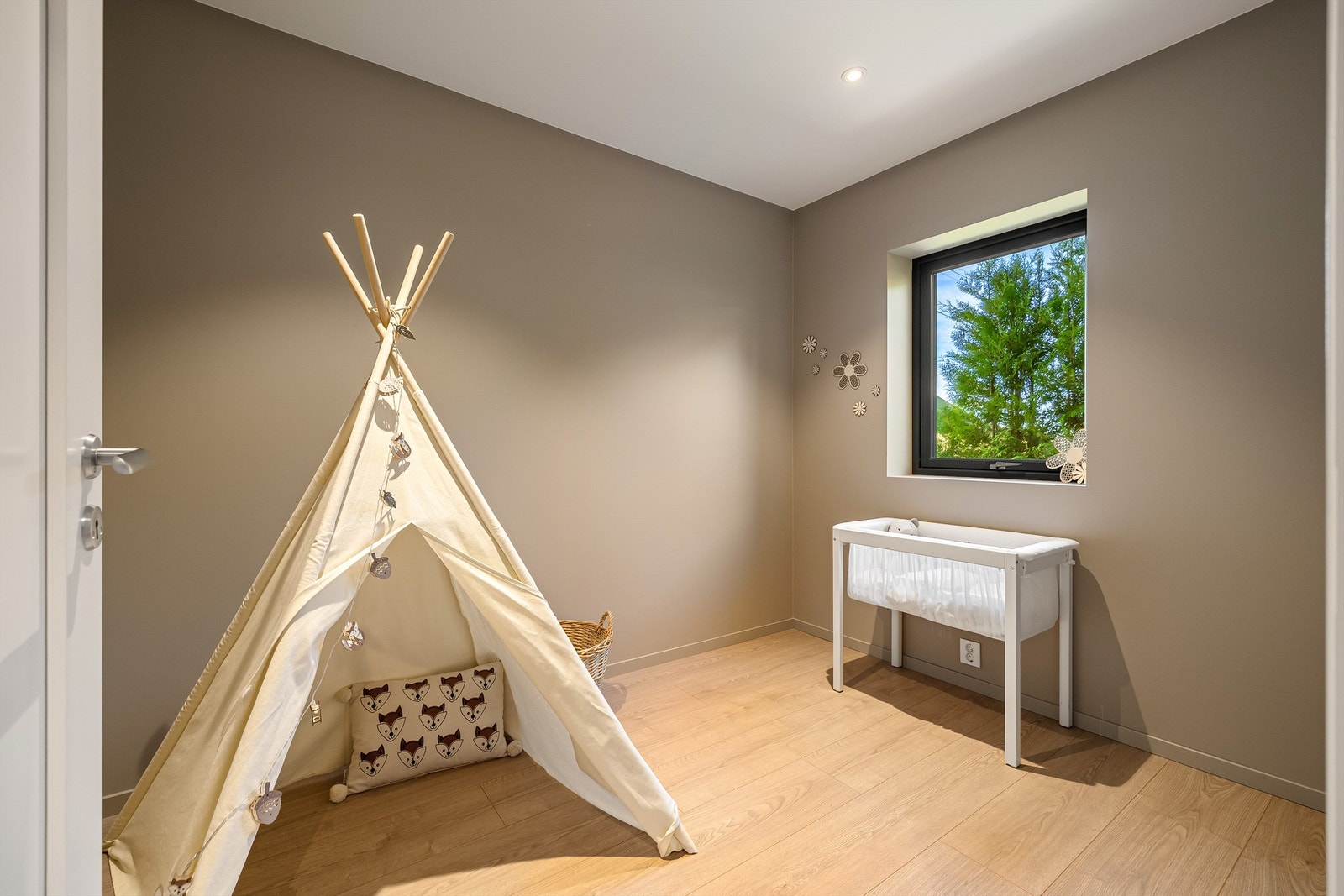 Dette soverommet fungerer ypperlig som et barnerom, og har dempede, varme farger. Galleribilde