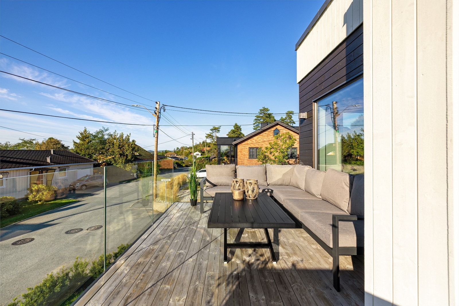 Romslig, utvendig balkong med glassrekkverk, og gode solforhold. Galleribilde