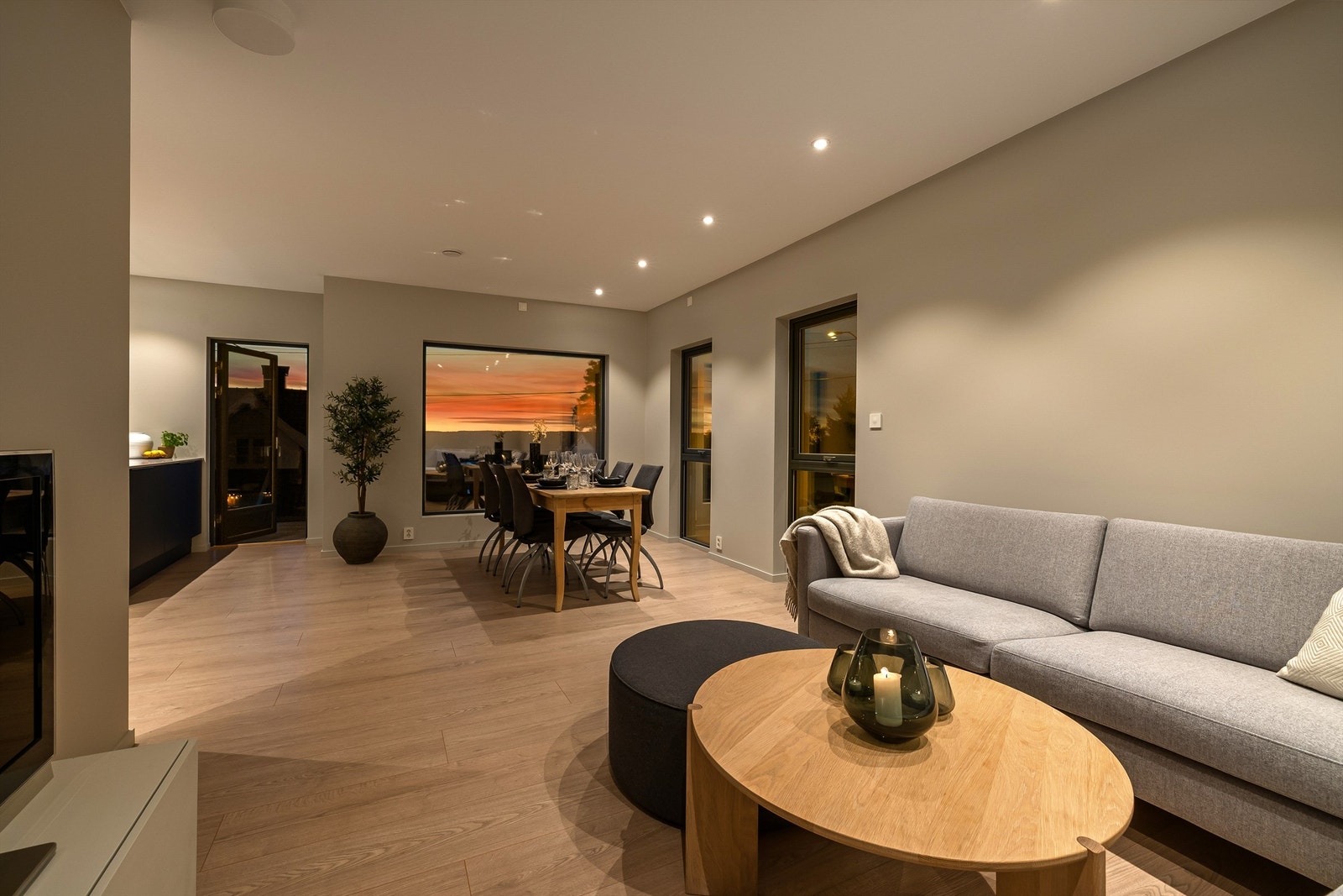 Tv-stuen har sømløs kontakt med spiseplassen, og kjøkkenet. Galleribilde