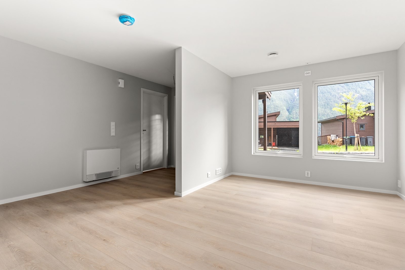 Dei store vindaugsflatene gjev eit fint lysinnslepp. Galleribilde