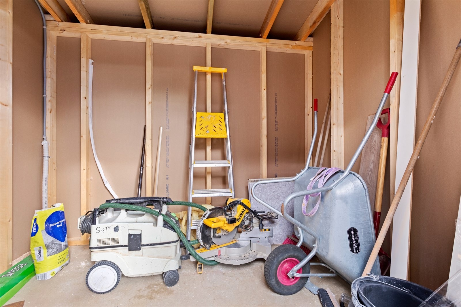 Utvendig bod ved inngangspartiet. Galleribilde