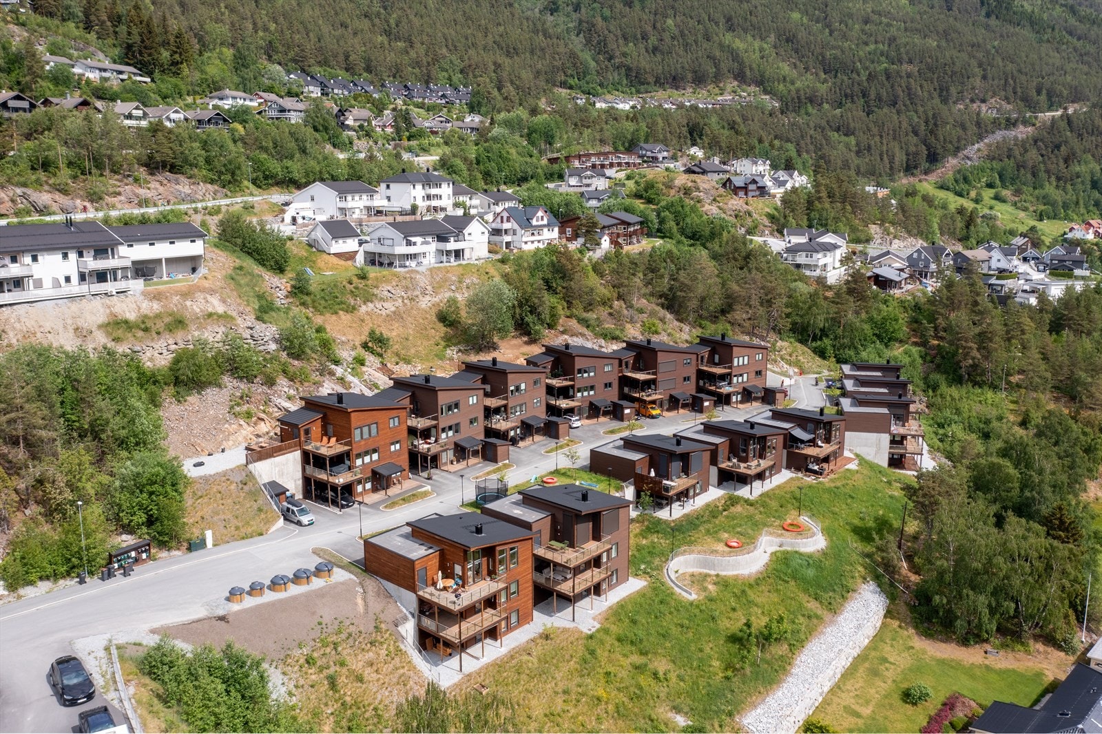 Eigedomen ligg i det nyetablerte og familievenlege bustadområdet Vedlegjerdet på nedre Kjørnes. Galleribilde