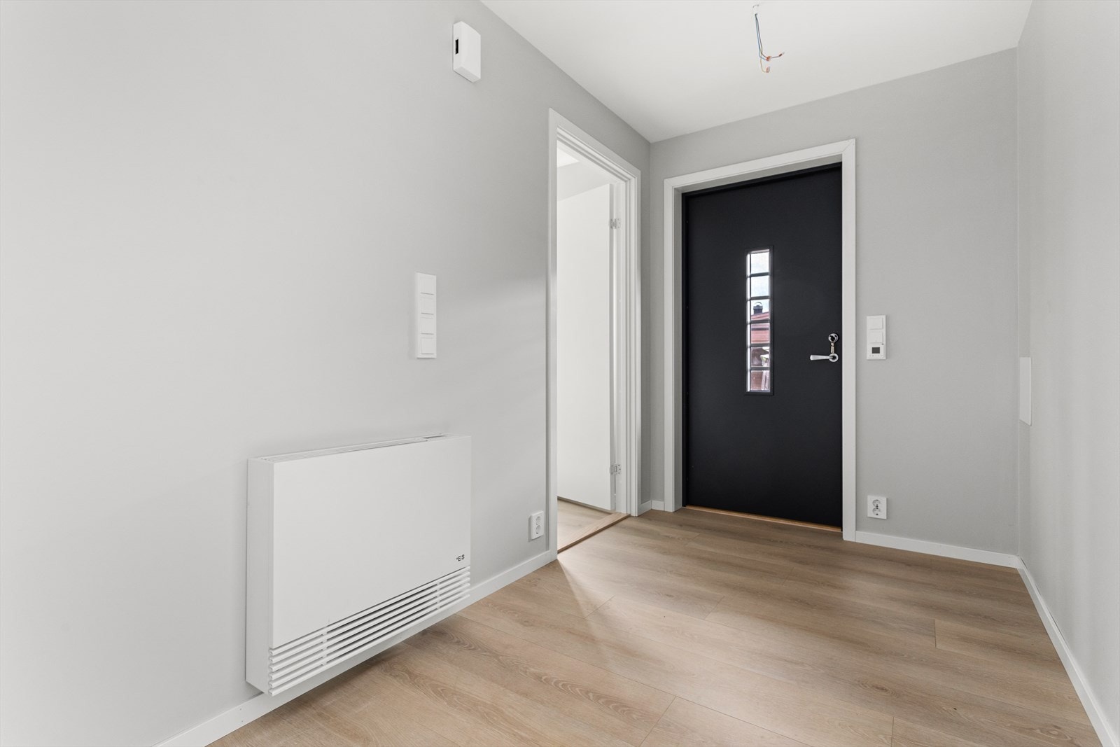 Leilegheita går over eit plan og inneheld gang, stove/kjøkken, soverom, disponibelt rom, bad, bod og garderobe. Galleribilde