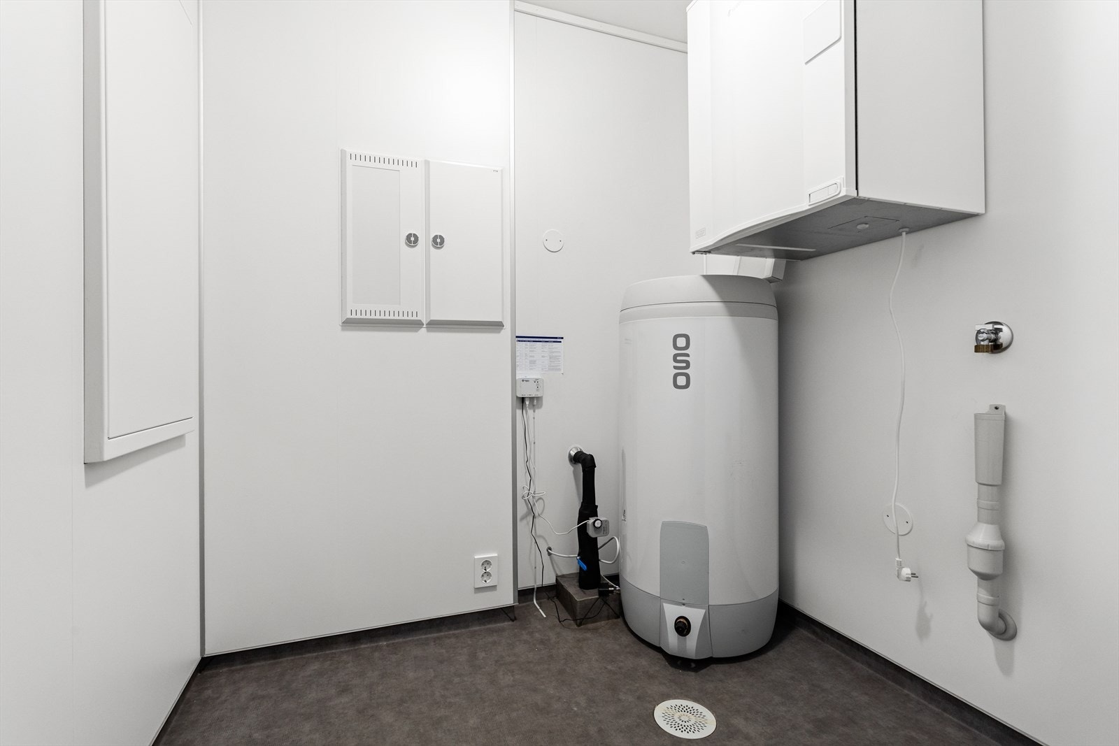 Teknisk rom/bod med opplegg til vaskemaskin. Galleribilde