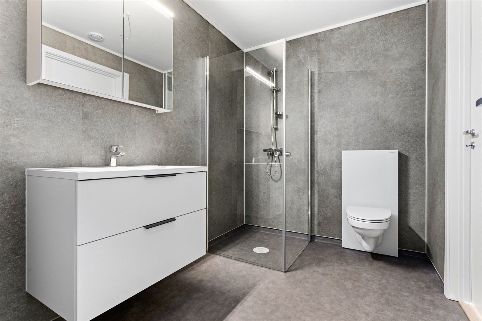 Badet har belegg på golv og baderomsplater på veggar. Galleribilde