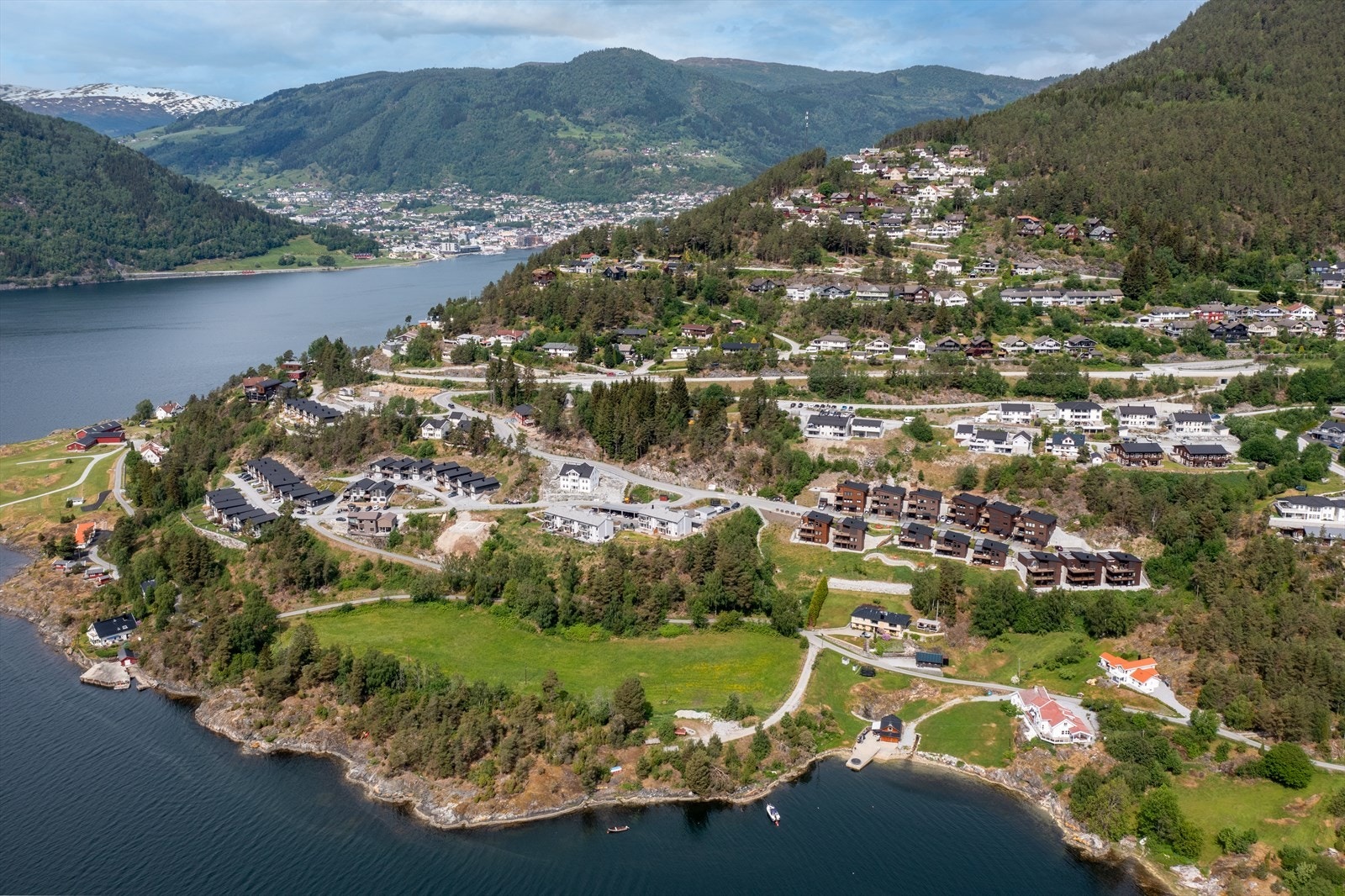 Området har ei flott plassering ved Eidsfjorden og ligg idyllisk til med ulike typar naturopplevingar rett utanfor døra. Galleribilde