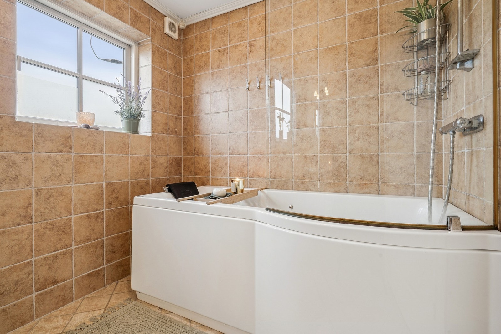 servant med underskap, speil med tilhørende belysning og eget badekar. Galleribilde