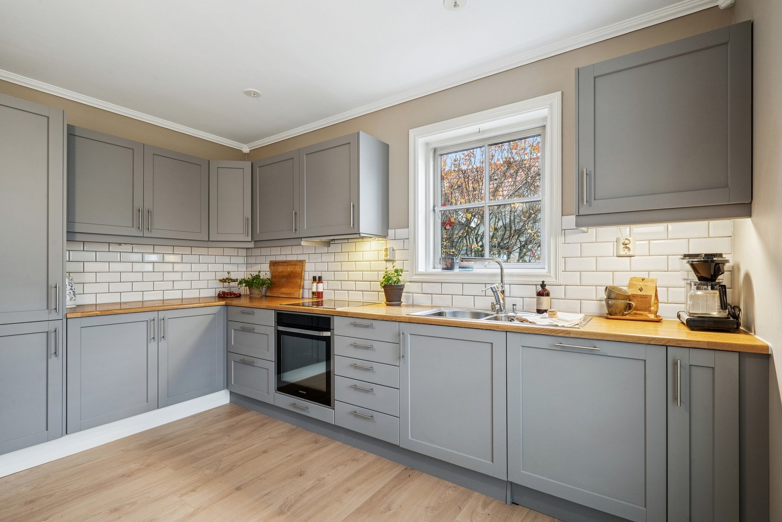 Klassisk kjøkken med god skap- og benkeplass. Galleribilde