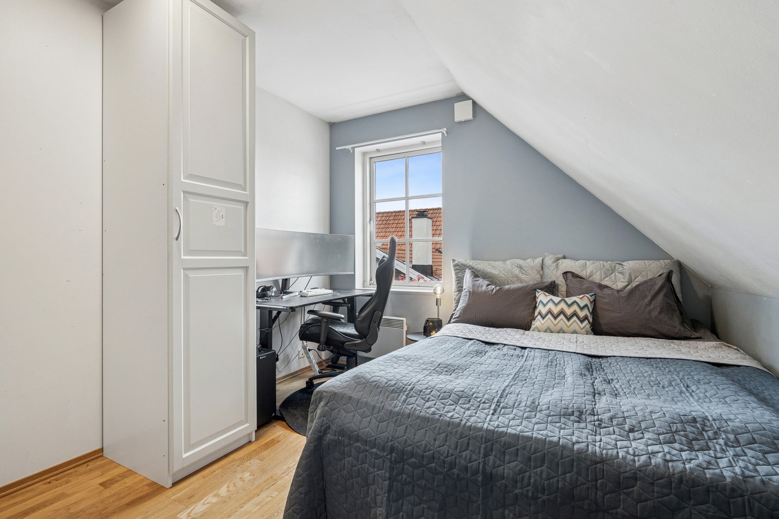 Boligen har fire lyse og gode soverom, alle med vinduer som gir fint lys og romfølelse. Galleribilde