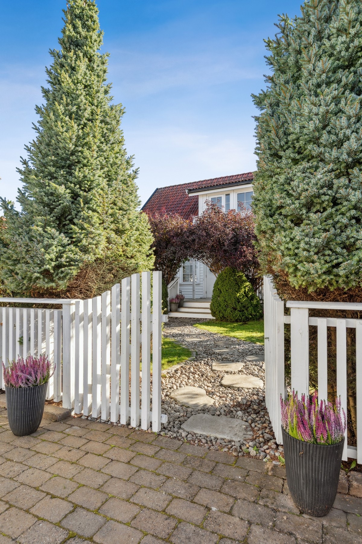 Brosteinsbelagt gårdsplass er en luksus i hverdagen. Galleribilde