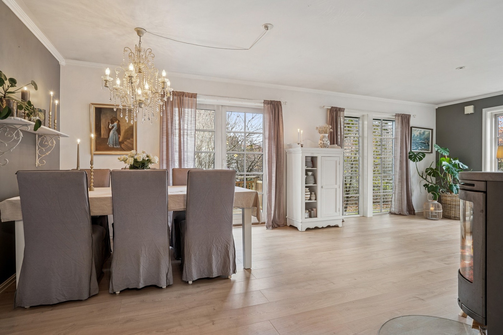 Spisestuen har god plass til stor sittegruppe med plass de store og små. Galleribilde