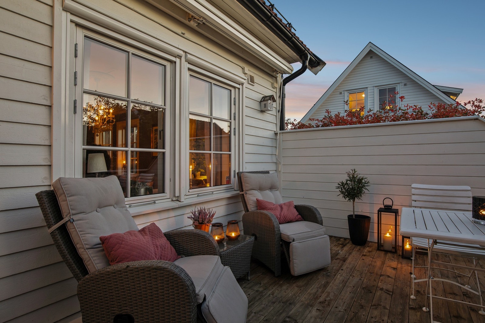 Boligen har flere flotte uteplasser med gode solforhold. Galleribilde