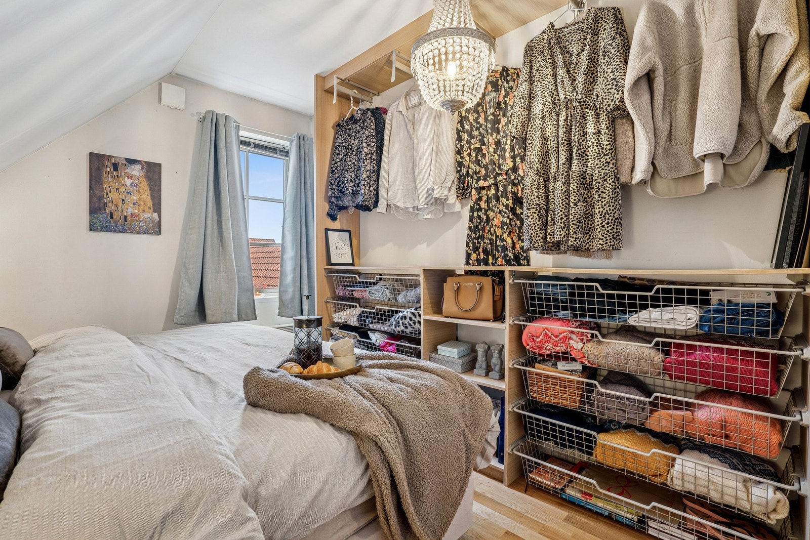 Hovedsoverommet har godt med skapplass og egen walk-in-løsning. Galleribilde