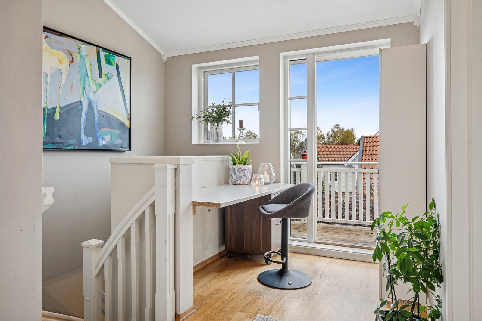 Romslig trappeoppgang med god takhøyde og egen utgang til vestvendt balkong. Galleribilde