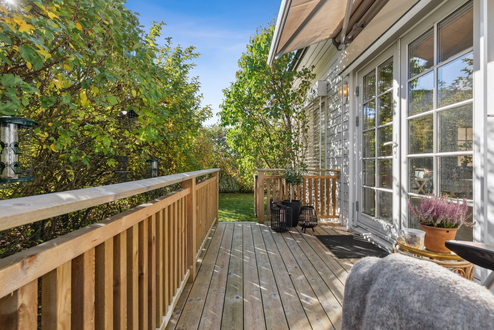 En lun og privat atmosfære skapes av beplantning og skjerming mot naboer. Galleribilde