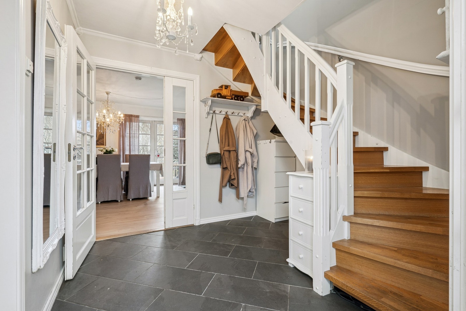 Flislagt gulv med varme og god plass til å henge fra seg yttertøy og sko. Galleribilde