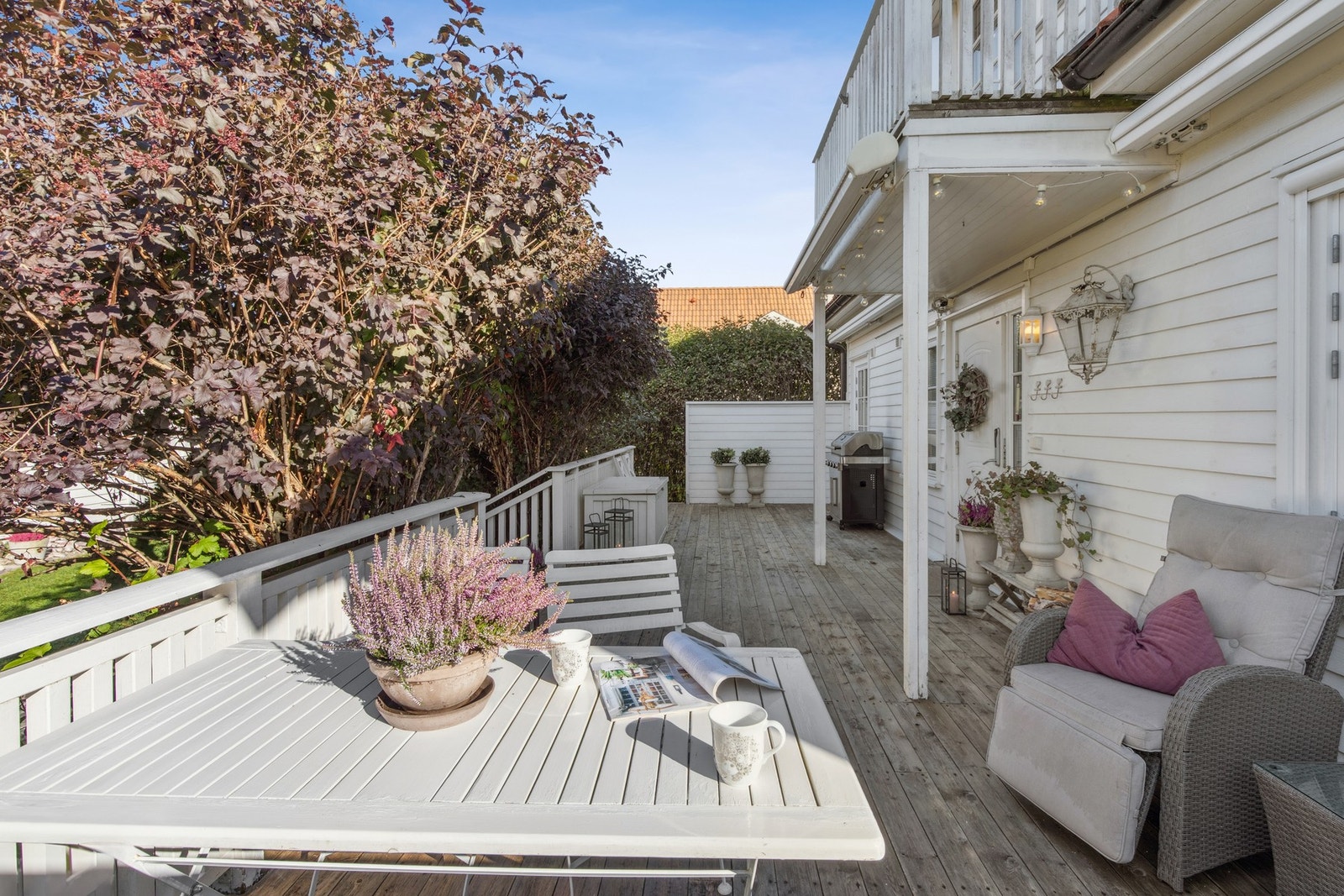 Den store terrassen er lettstelt og romslig, perfekt for utemøbler, planter og grillkvelder. Galleribilde