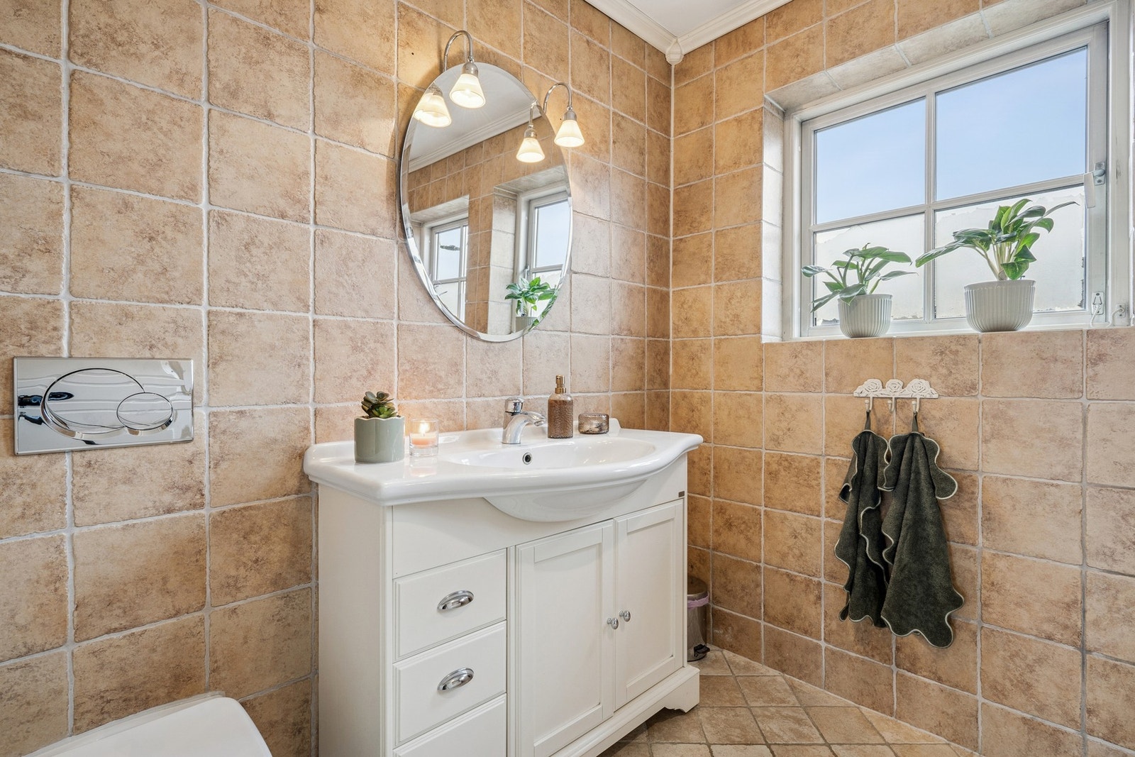 To vinduer gir godt med lys og en behagelig atmosfære - et perfekt sted for avslapning. Galleribilde