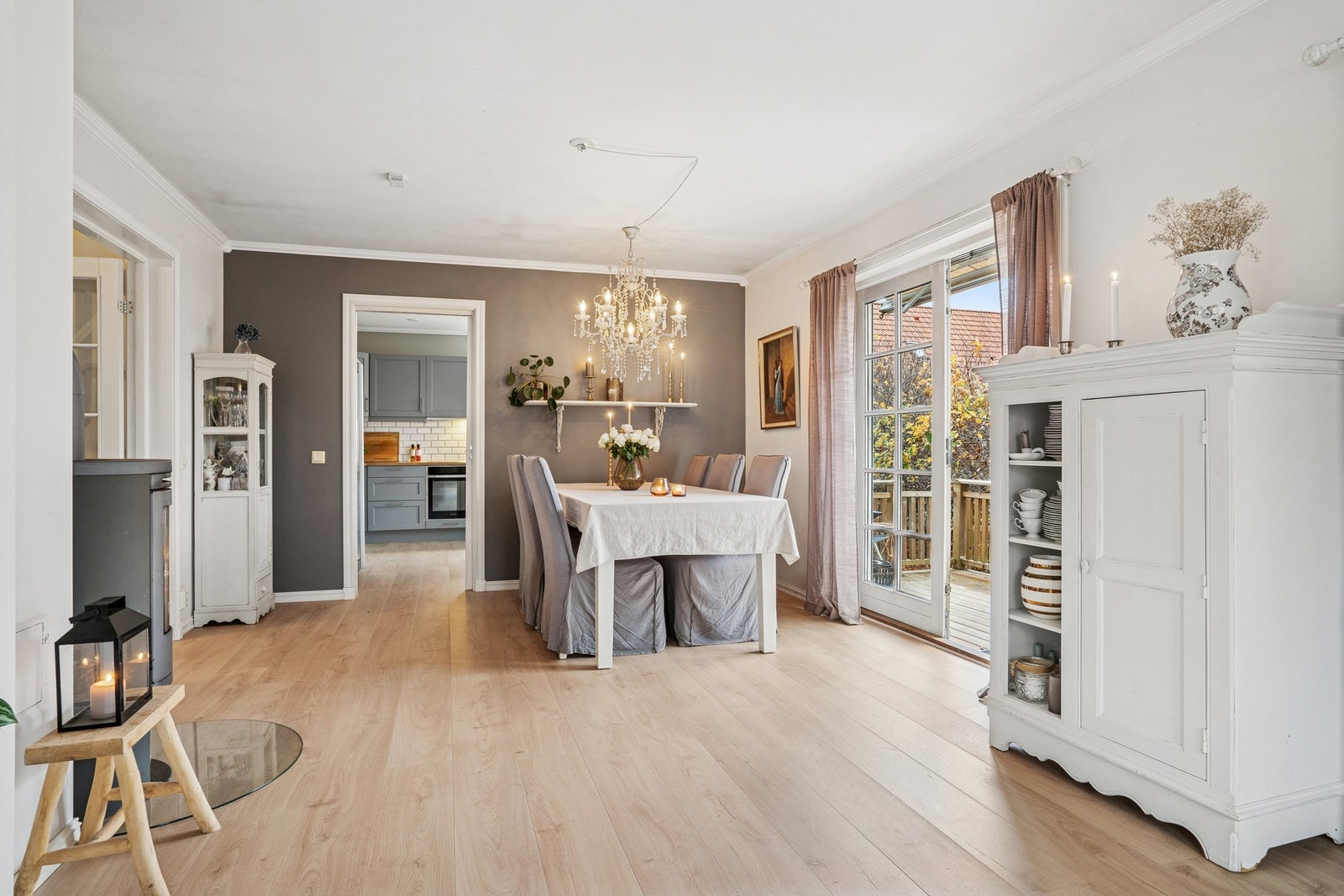 Herfra er det også utgang til en av boligens terrasser - et perfekt sted å forlenge oppholdsrommet på varme dager. Galleribilde