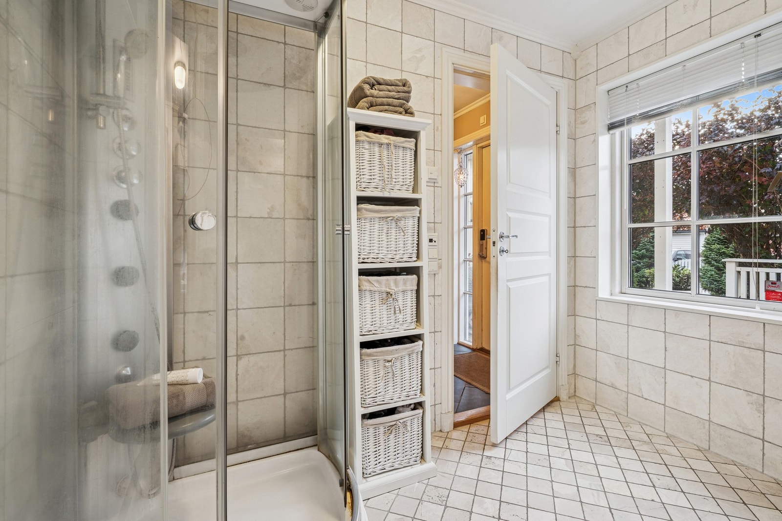 Lyst og delikat baderom med fliser på gulv og vegger. Galleribilde