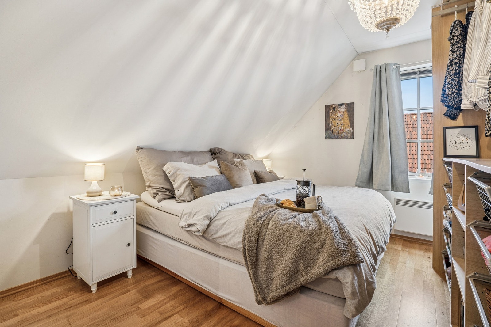 Det største av soverommene har god plass til stor dobbeltseng med tilhørende møblement. Galleribilde