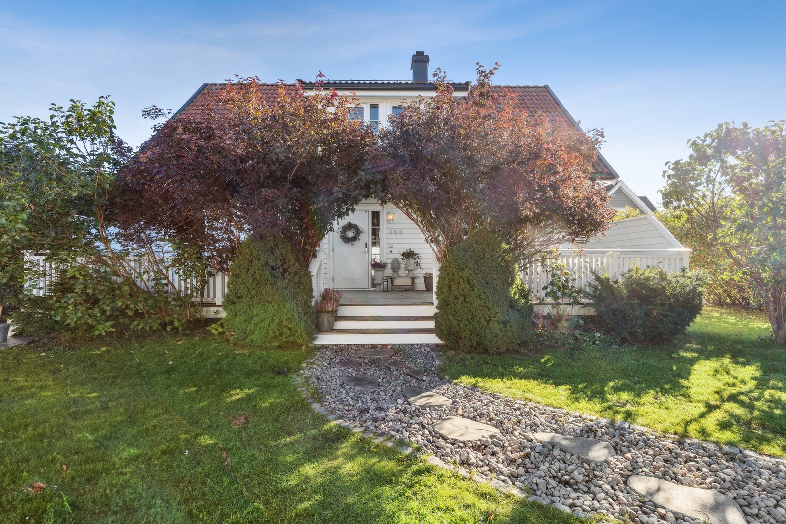 Eiendommen er pent opparbeidet med prydbusker og diverse beplantning. Galleribilde