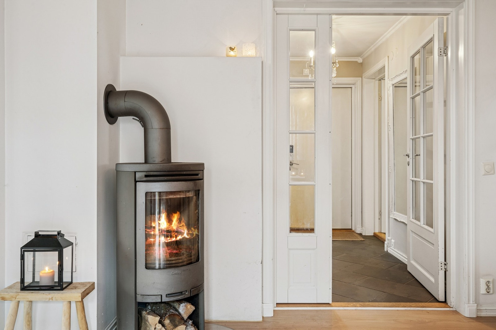 Trivelig ved ovn skaper en lun peisvarme de kaldeste vinterdagene. Galleribilde