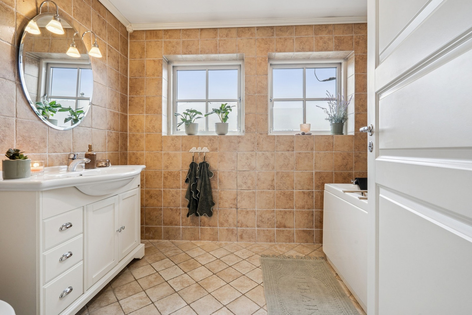 Baderommet i andre etasje byr også på flislagte vegger og gulv med gulvvarme. Galleribilde