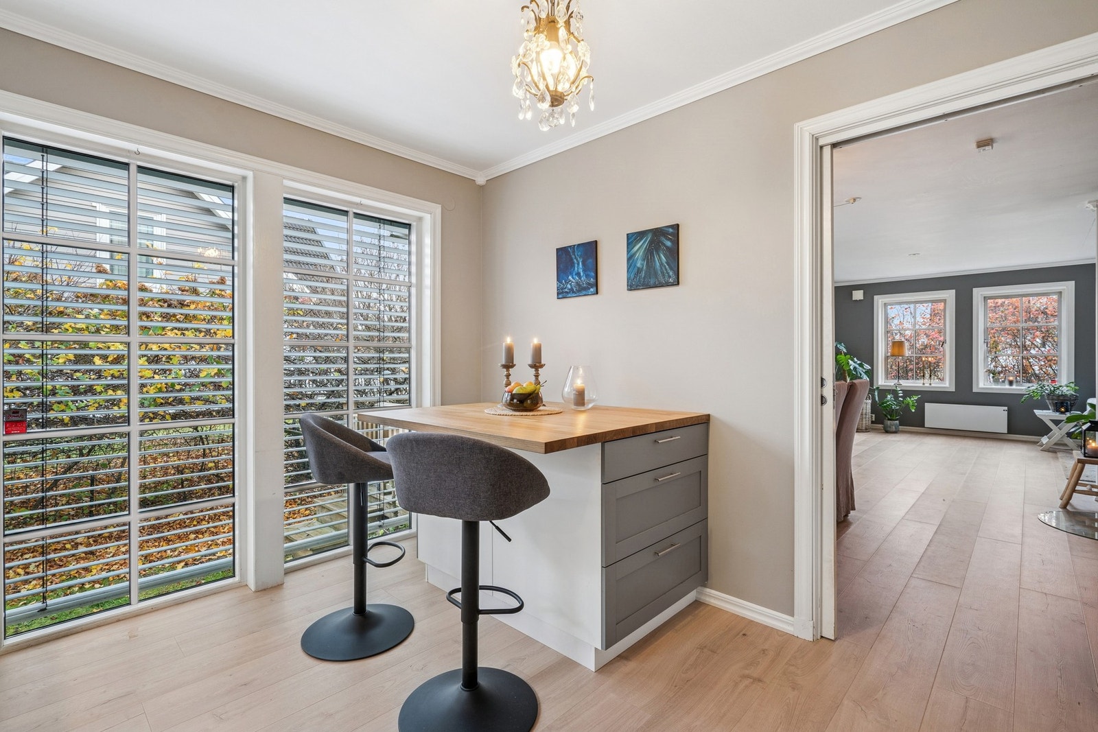 Store vinduer gir et lyst og trivelig arbeidsmiljø. Denne halvøya gir også ekstra oppbevaring, spiseplass og arbeidsflate. Galleribilde