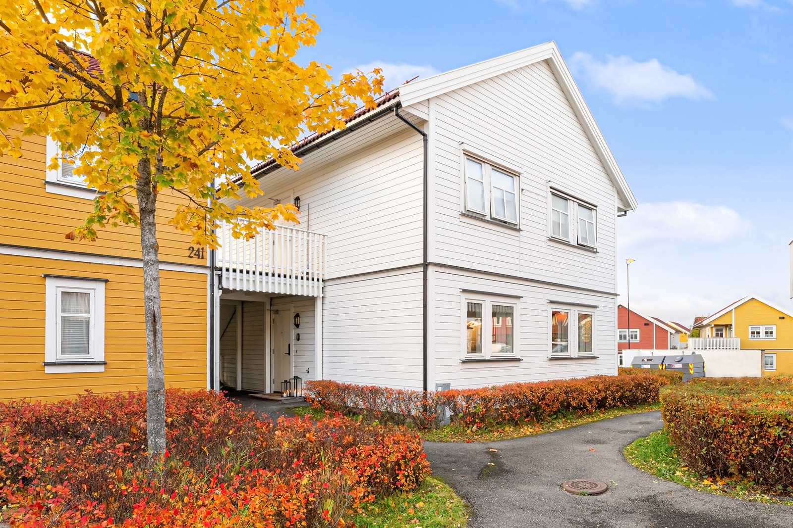 Fra Okstad Hageby er det også enkelt å komme seg til de aller fleste Høyskoler og Universitet. Direktebuss til både NTNU, handelshøyskolen og sentrum med hyppige avganger. Galleribilde
