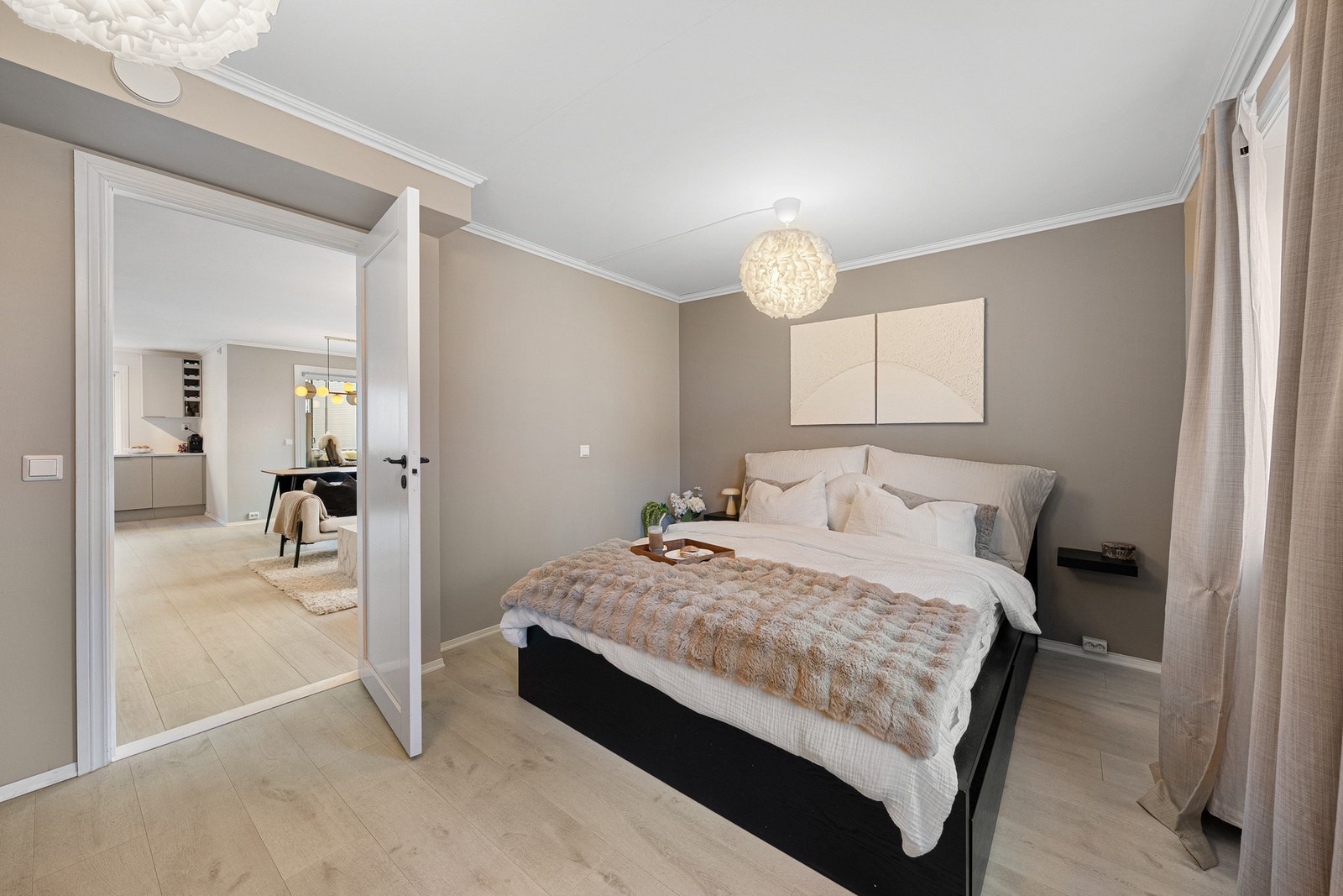 Hovedsoverommet er på hele 14m². Boligen har i dag 2 soverom, men kan med enkle grep settes tilbake til 3 soverom ved å dele dette rommet i to. Galleribilde