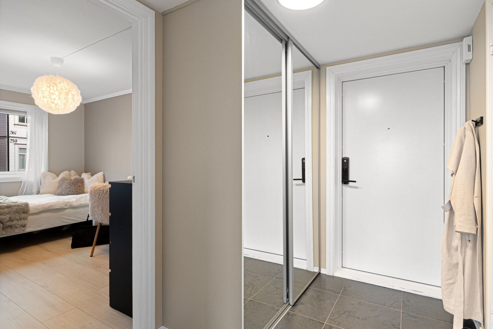 Innbydende entré med praktisk skyvedørsgarderobe. Velkommen til en hyggelig visning! Galleribilde