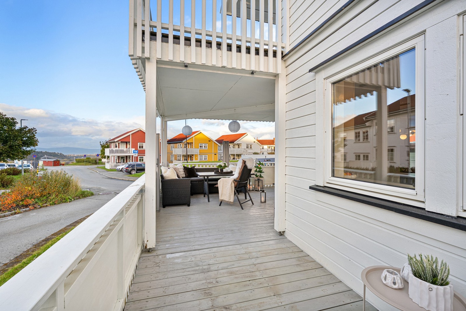 Terrassen ble utvidet sommeren 2023 og siden har man hatt svært god plass til ønsket utemøblement. Galleribilde