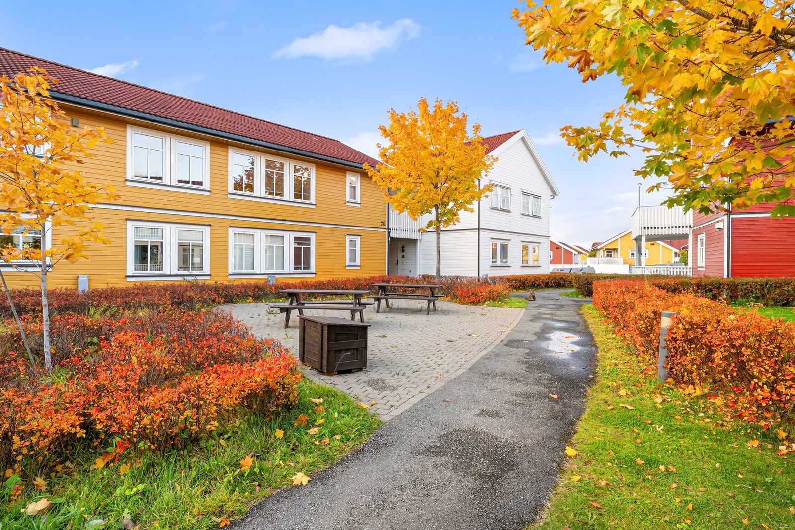 Nærområdene byr på fine utearealer med flere tun og mange lekemuligheter i barnevennlige omgivelser. Det er bl.a. lekeplass like ved boligen. Galleribilde