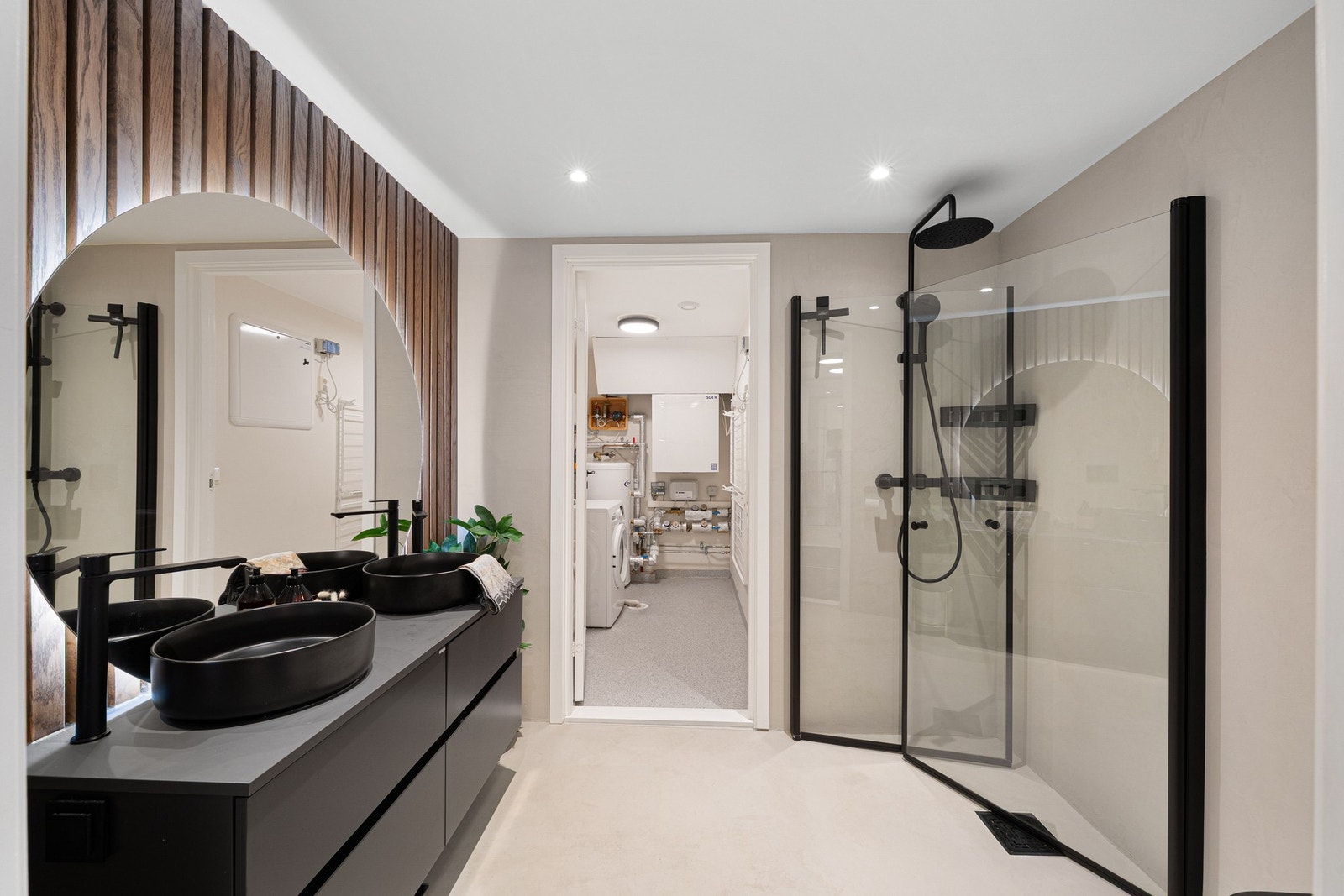 Fra badet har man tilgang til en praktisk vaskerom på 4m². Galleribilde