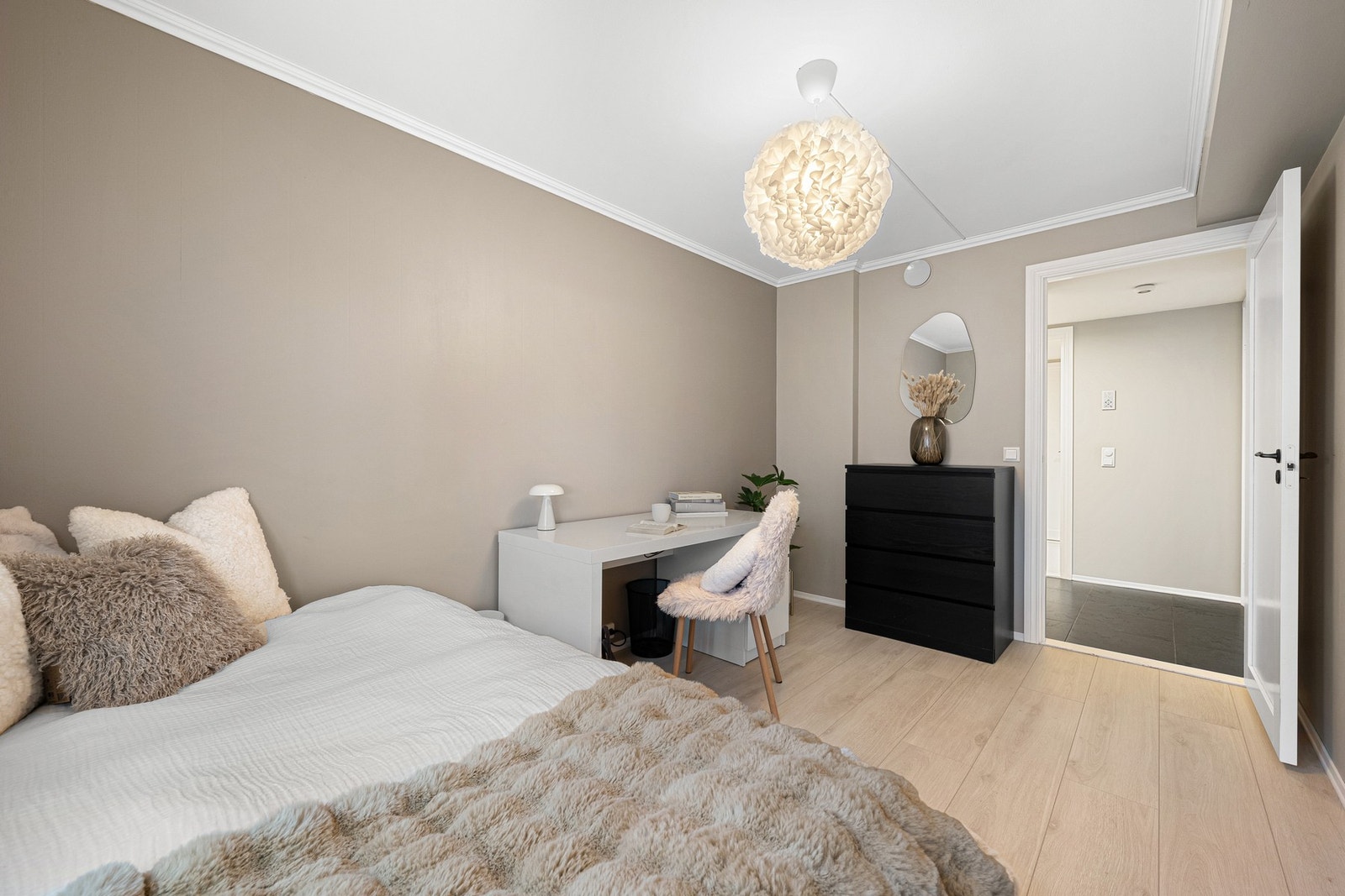 Her har man god plass til dobbeltseng, nattbord, skrivebord og ønsket garderobeløsning. Galleribilde