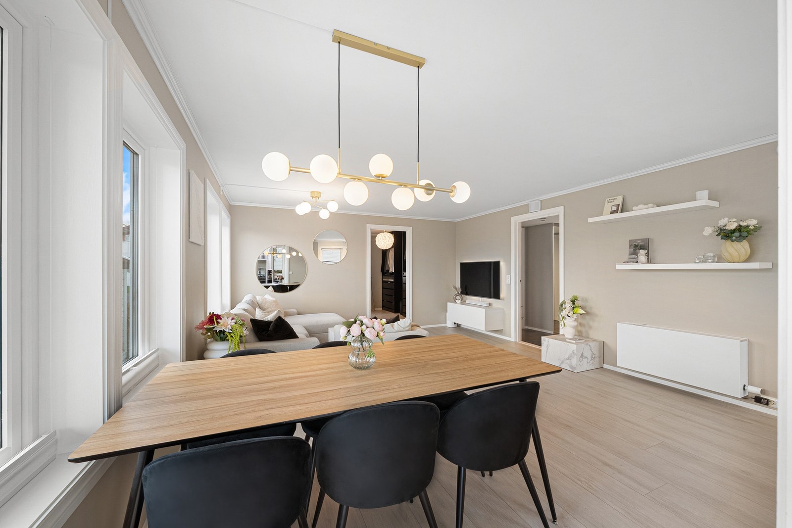 På stuen er det god plass til flere sittegrupper, stue- spise- og TV-bord. Galleribilde