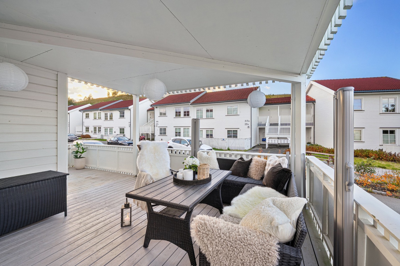 Fra stuen har man utgang til en solrik terrasse på hele 22,2m². Galleribilde