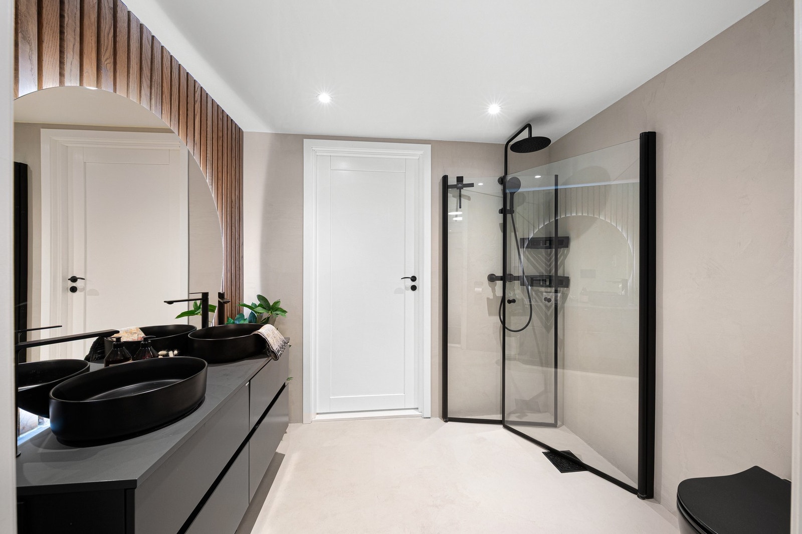 Badet ble pusset opp i 2022 med å legge mikrosement på vegger og gulv på eksisterende flis, samt alt av baderomsmøbler inkl. dusjkabinett ble skiftet ut. Galleribilde