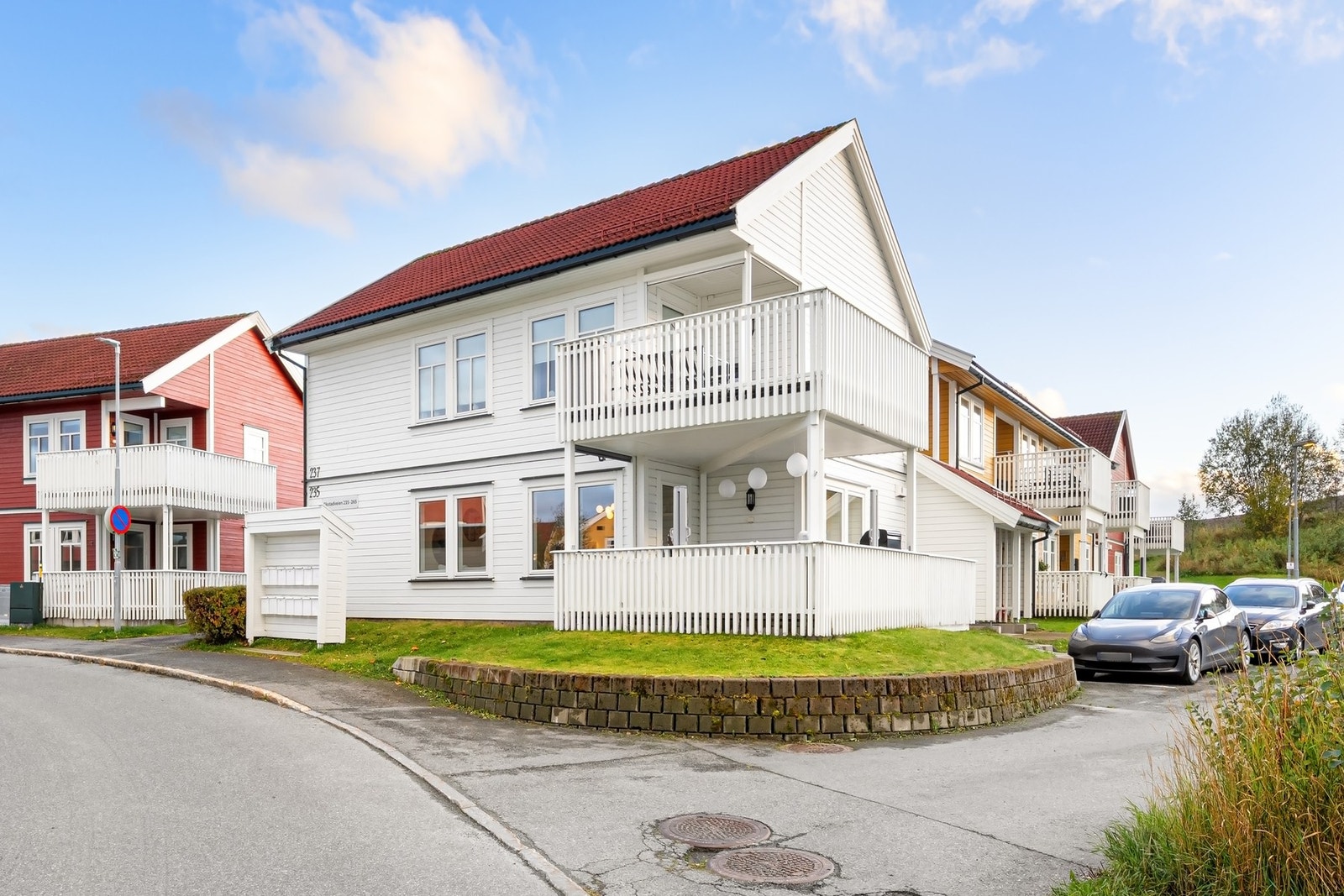 Med sin sentrale beliggenhet har boligen kort veg til det meste av fasiliteter. Blant annet nærbutikken Rema 1000 Kroppanmarka, City Syd, kollektivtilbud og idrettsanlegg. Galleribilde