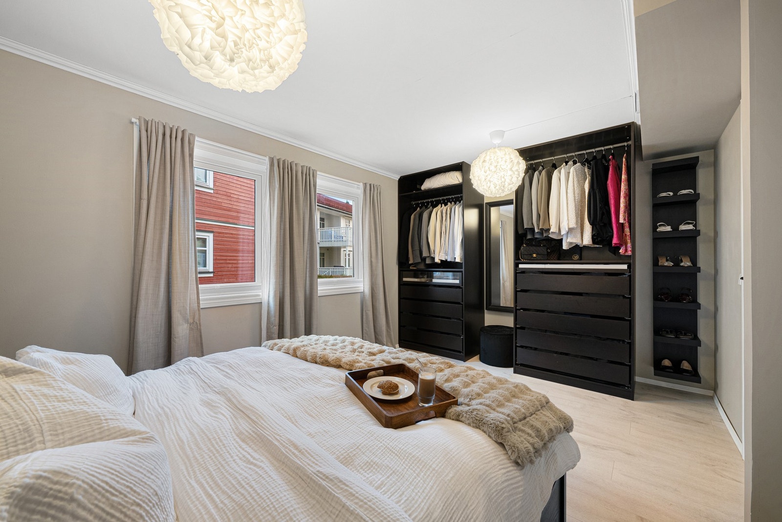 Her har man også plass til en romslig garderobeløsning som medfølger handelen. Galleribilde