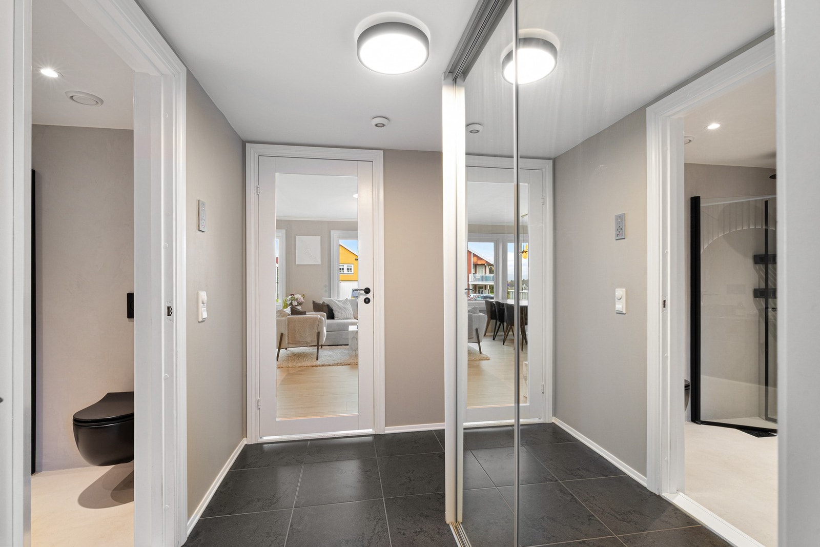 Fra entrén har man enkel adkomst til de fleste rom i boligen. Galleribilde