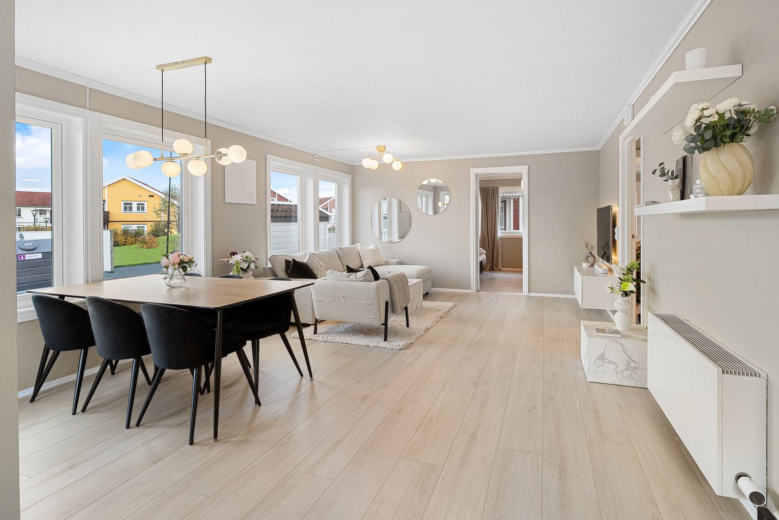 Åpen stue-/kjøkkenløsning på ca. 32,6m² med ypperlige møbleringsmuligheter. Galleribilde