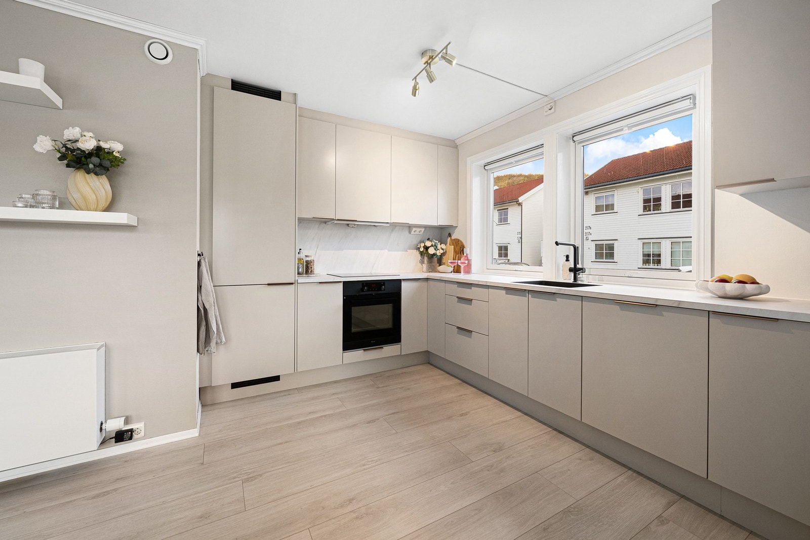 Her har man bl.a integrert platetopp, stekeovn, kjøl/fryseskap og oppvaskmaskin. Galleribilde