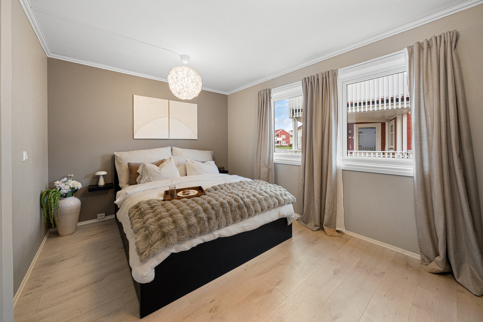 På hovedsoverommet har man i dag god plass til ønsket soveromsmøblement. Galleribilde