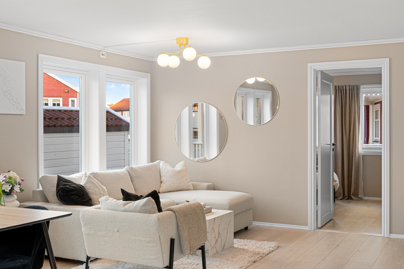 Boligen er malt i duse og tidsriktige farger sommeren 2021, da ble også gulvet på stue/kjøkken og gjesterom byttet til 1-stavs laminat. Galleribilde